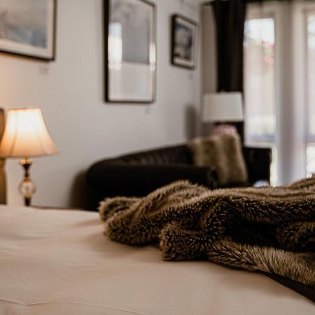 Daylesford Art Motel Zewnętrze zdjęcie A bed with a throw
