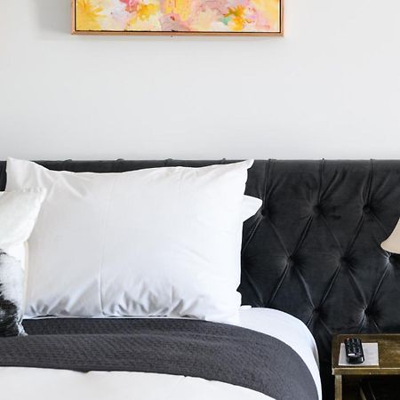 Daylesford Art Motel Zewnętrze zdjęcie A bed with a headboard