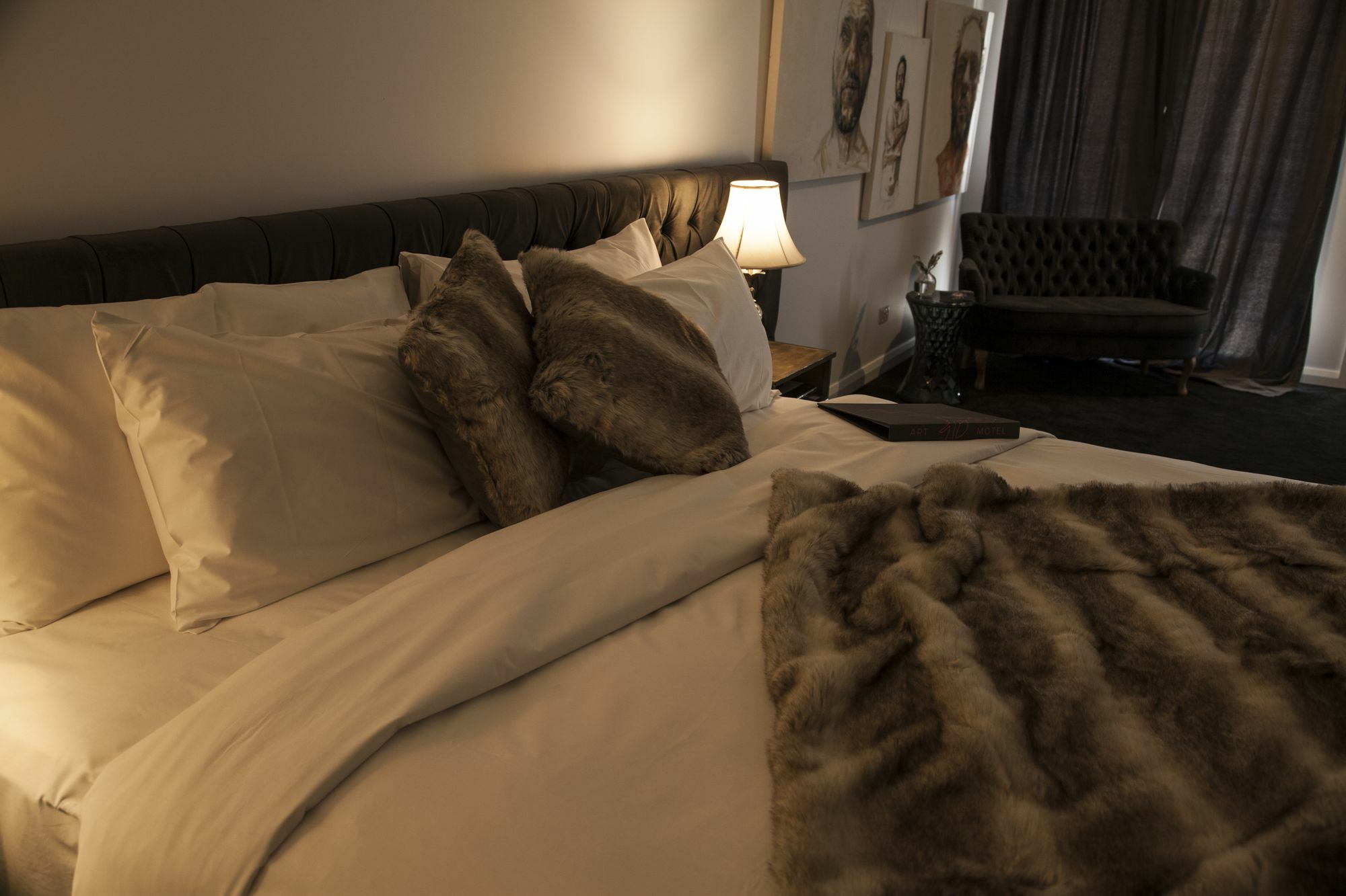 Daylesford Art Motel Zewnętrze zdjęcie A bed with a throw