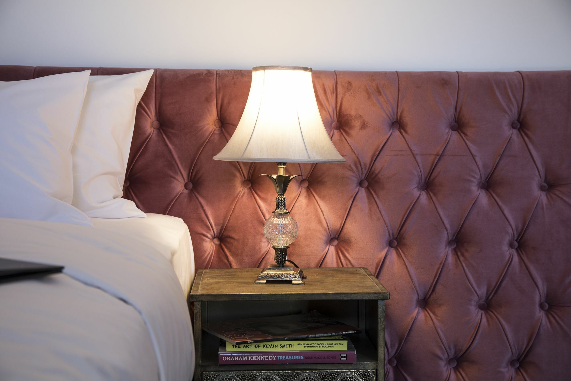 Daylesford Art Motel Zewnętrze zdjęcie A tufted headboard