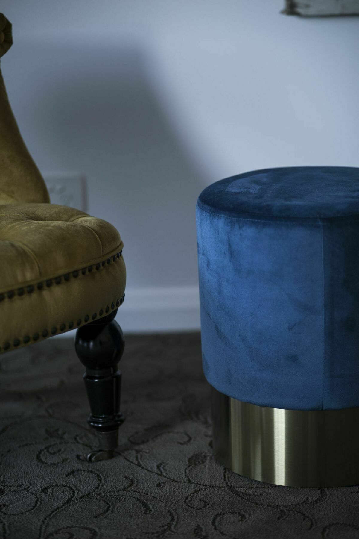 Daylesford Art Motel Zewnętrze zdjęcie A blue velvet stool