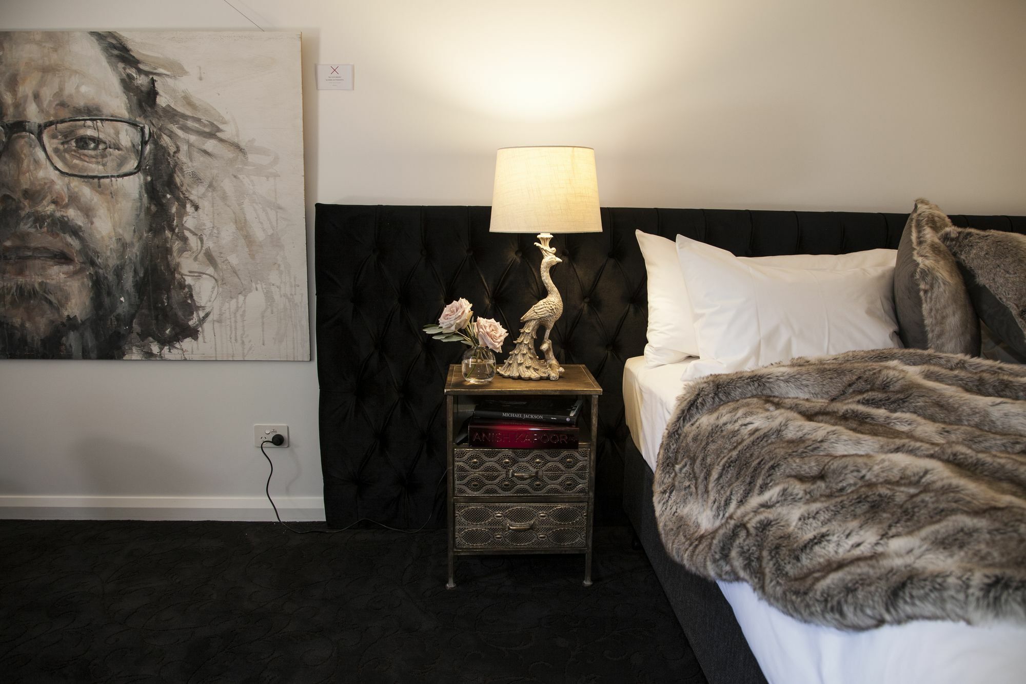 Daylesford Art Motel Zewnętrze zdjęcie A bedroom with a mink throw