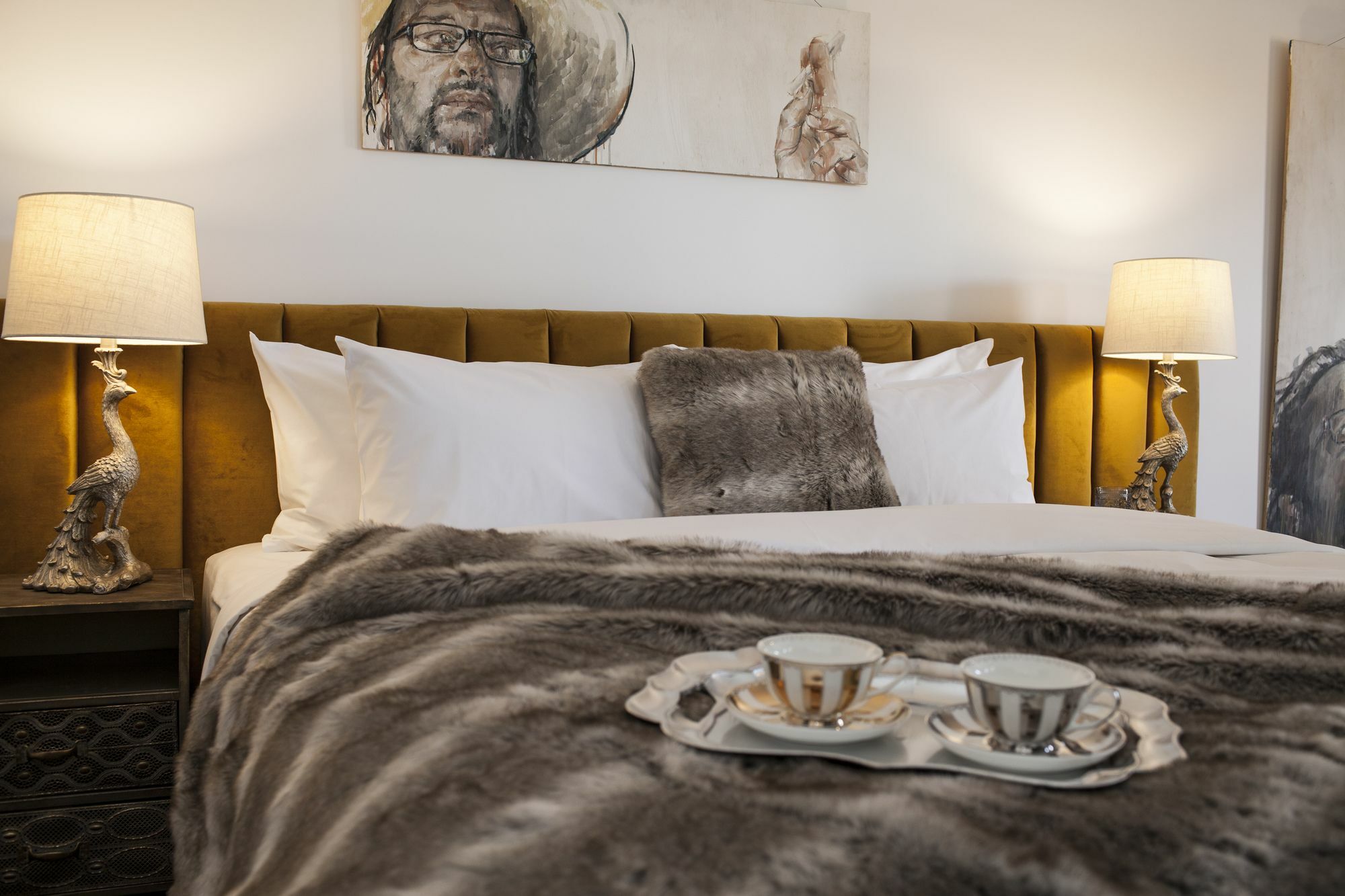 Daylesford Art Motel Zewnętrze zdjęcie A mink fur throw